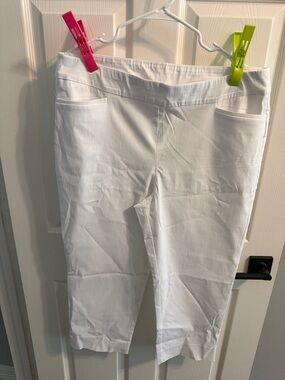 Chico's White Pull-On Crop Capris